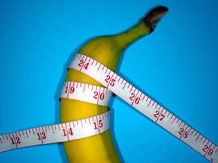 medição do pênis durante o alargamento usando uma banana como exemplo