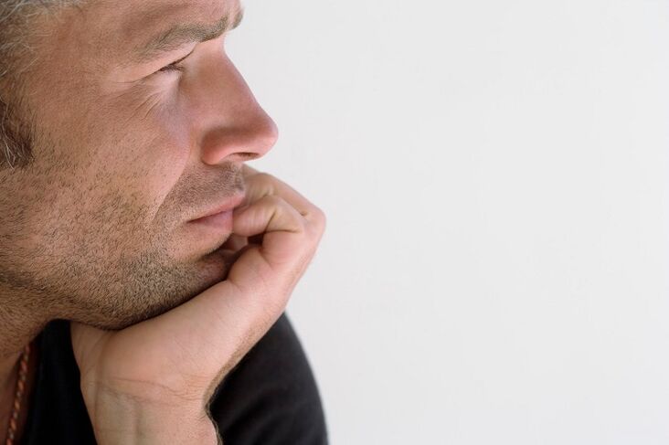 um homem está pensando em aumentar o pênis