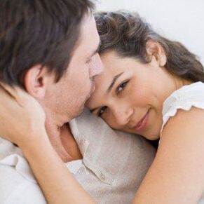 mulher com homem com gel para aumentar o pênis