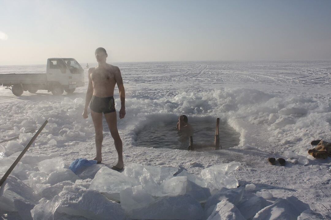 O homem está no frio